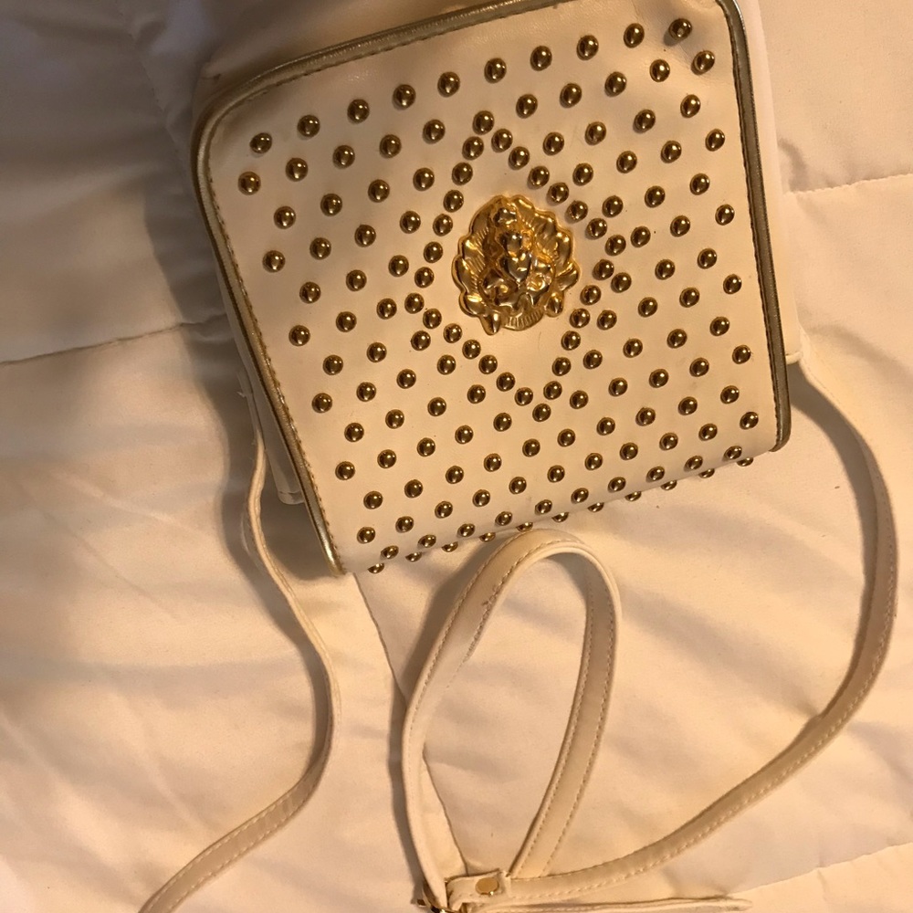 Lion shoulder bags gold studs 6x6 and 21” strap black & White bags. - Picture 5 of 8